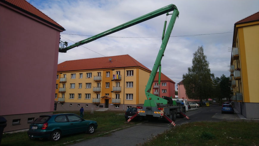 Opravy střech za pomoci plošiny bez stavění lešení