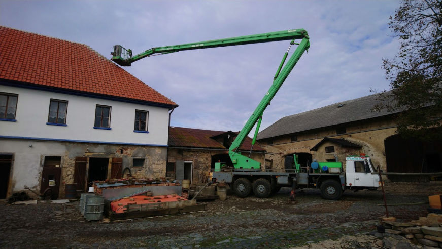 Opravy střech za pomoci plošiny bez stavění lešení