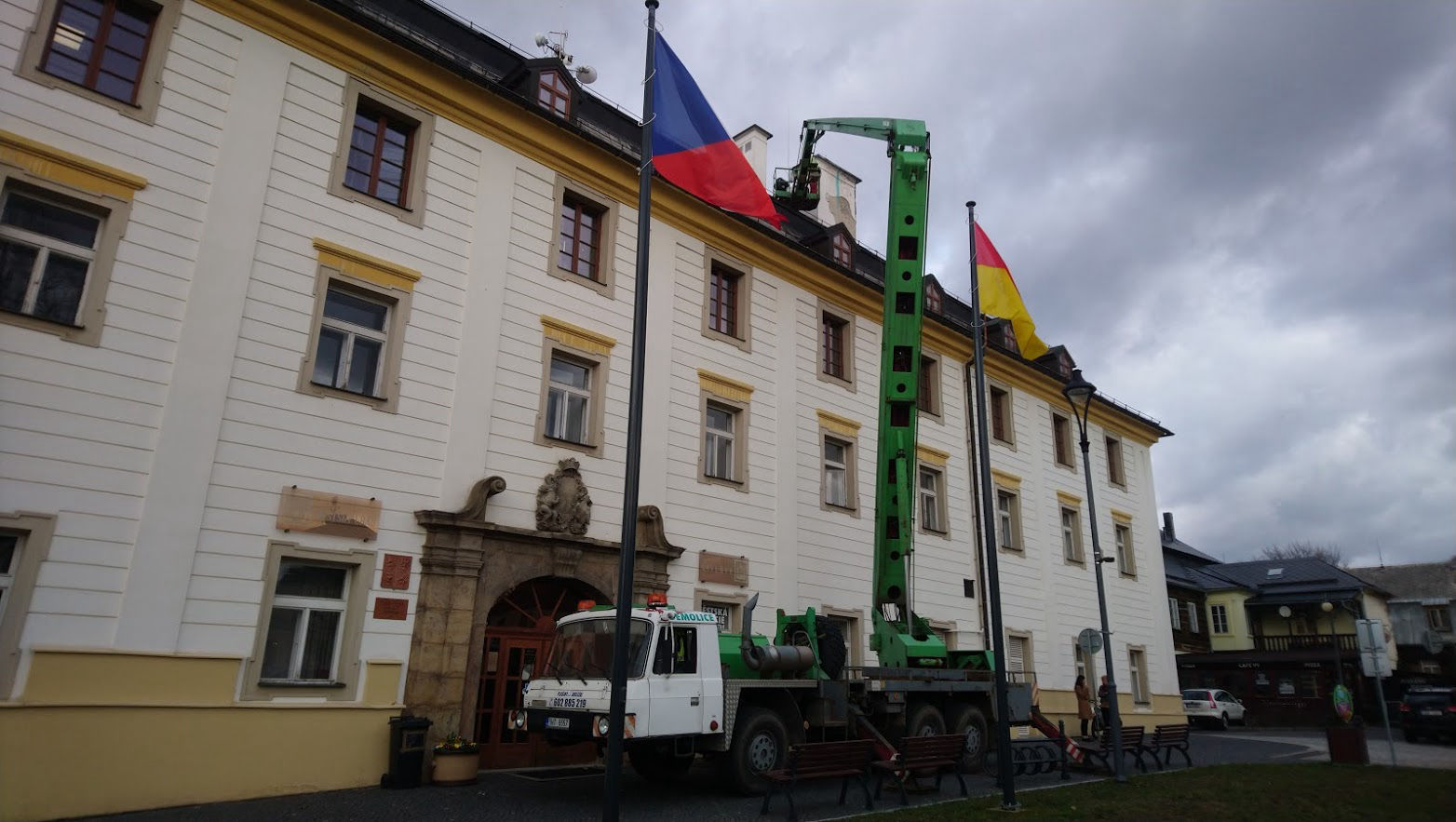 Opravy střech za pomoci plošiny bez stavění lešení