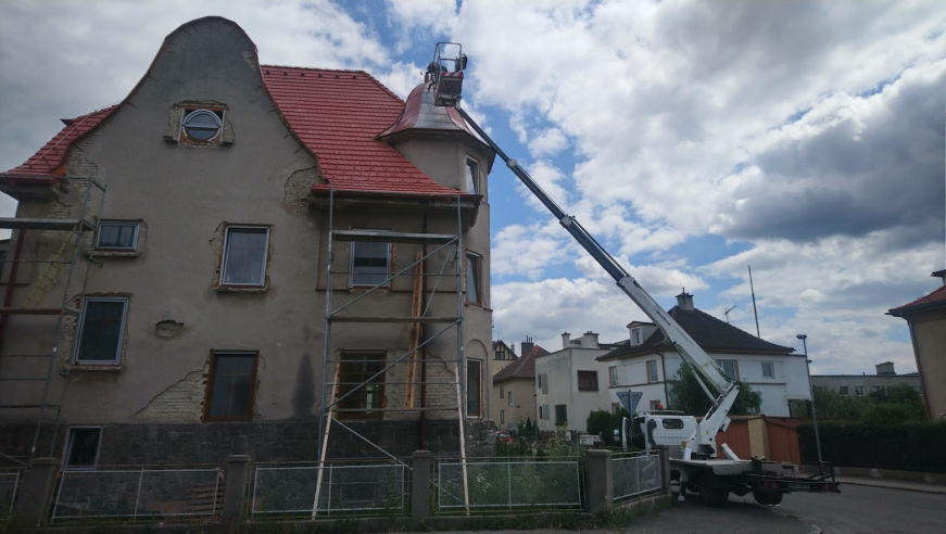 Opravy střech za pomoci plošiny bez stavění lešení
