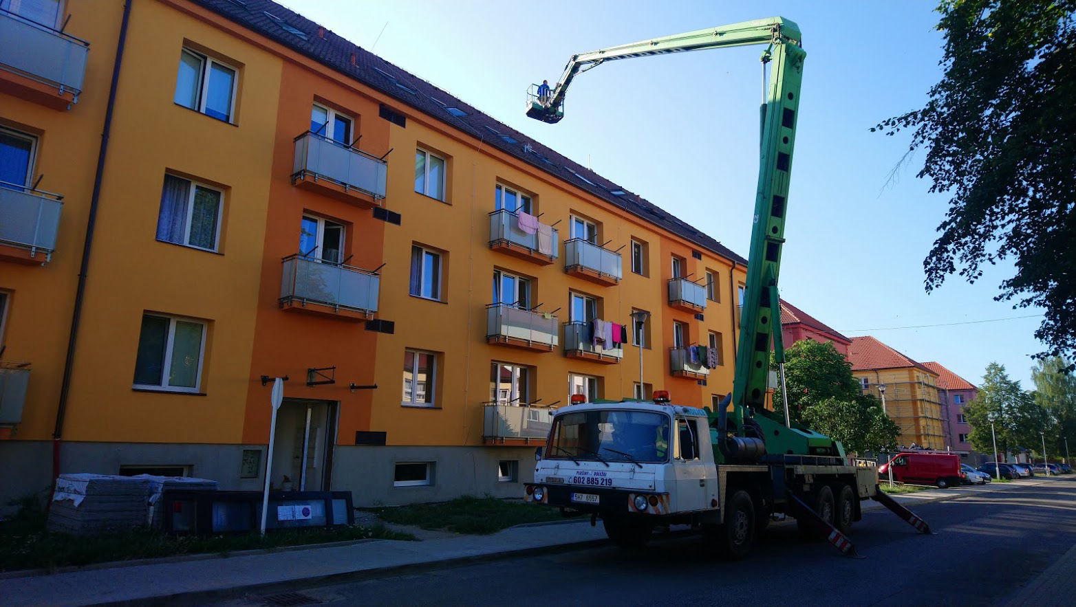 Opravy střech za pomoci plošiny bez stavění lešení