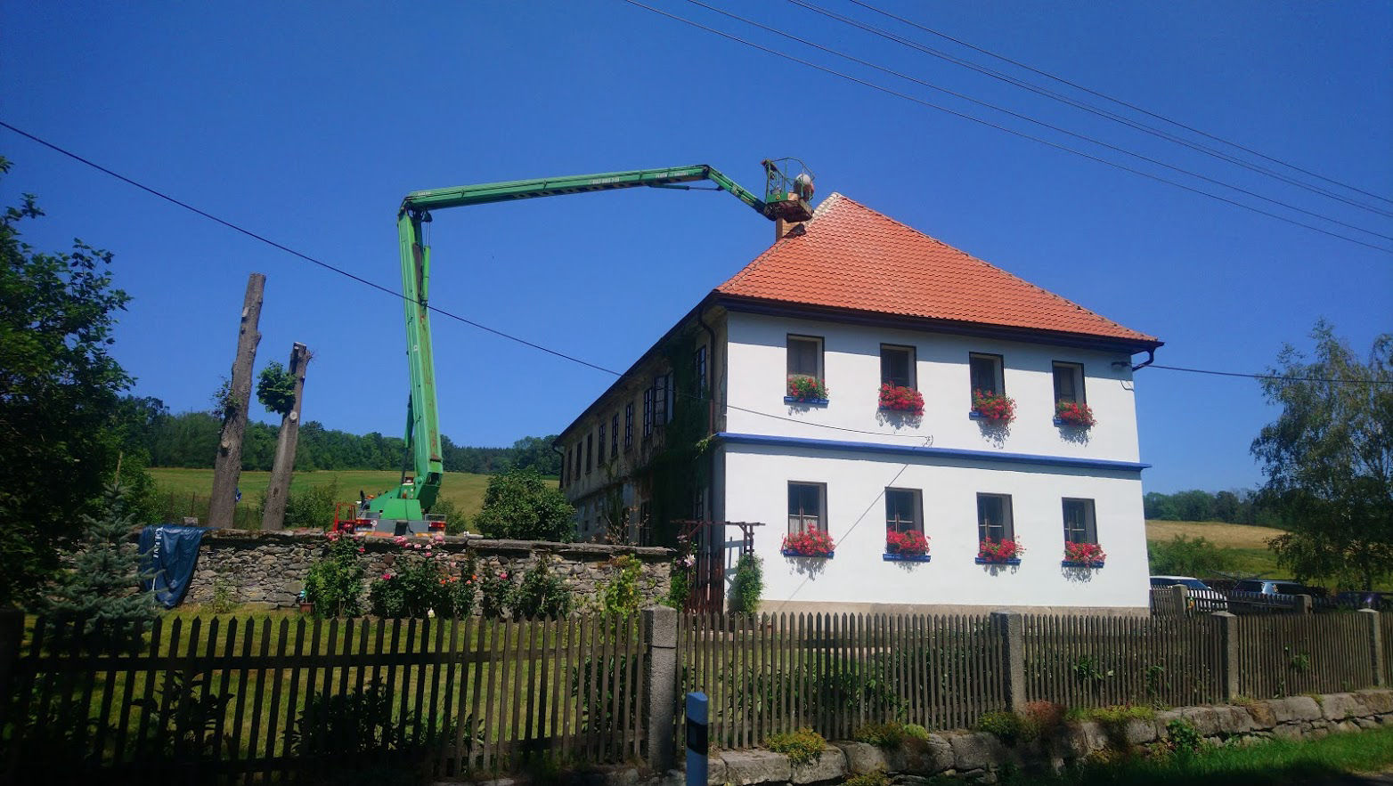 Opravy střech za pomoci plošiny bez stavění lešení