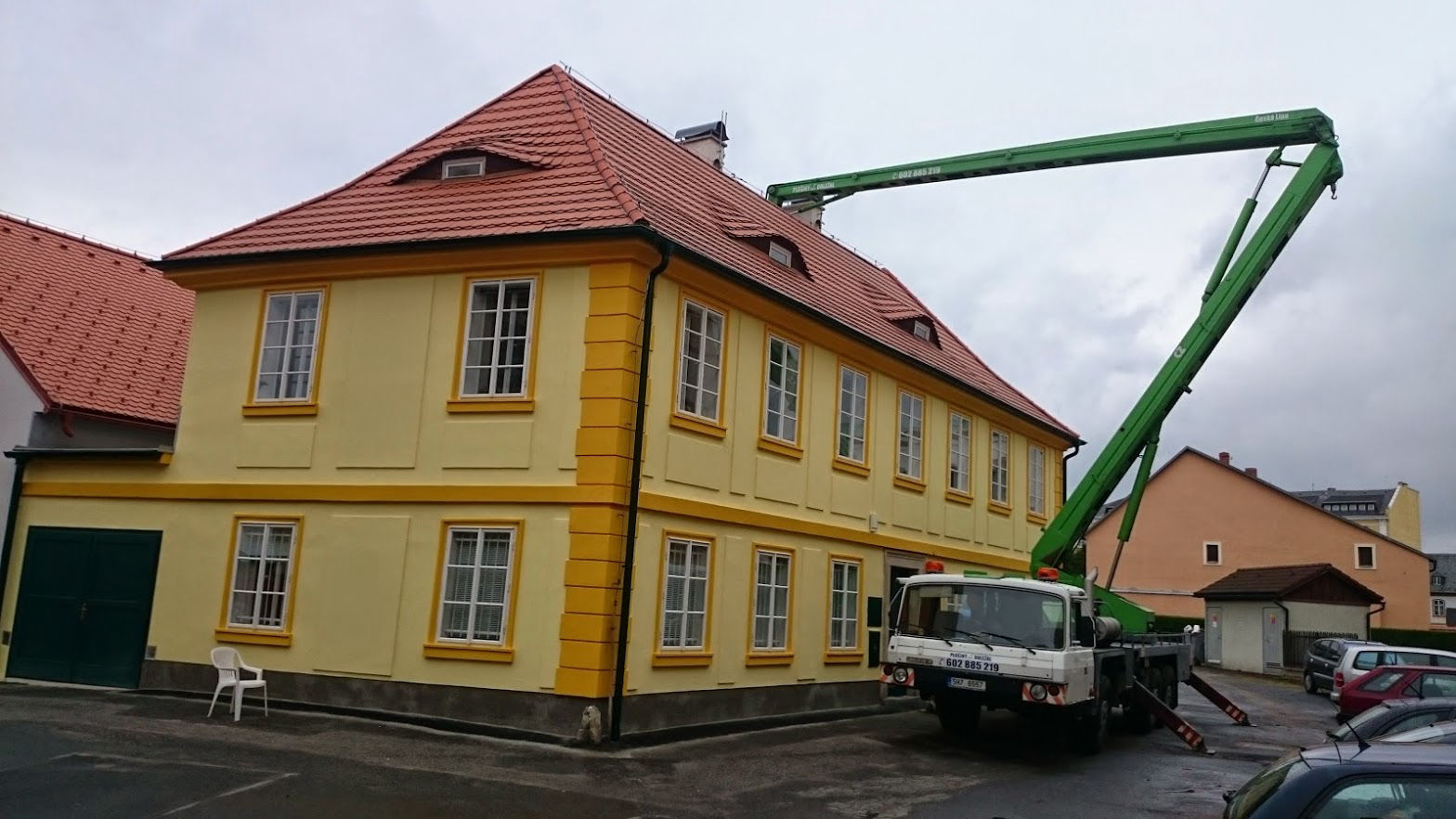 Opravy střech za pomoci plošiny bez stavění lešení