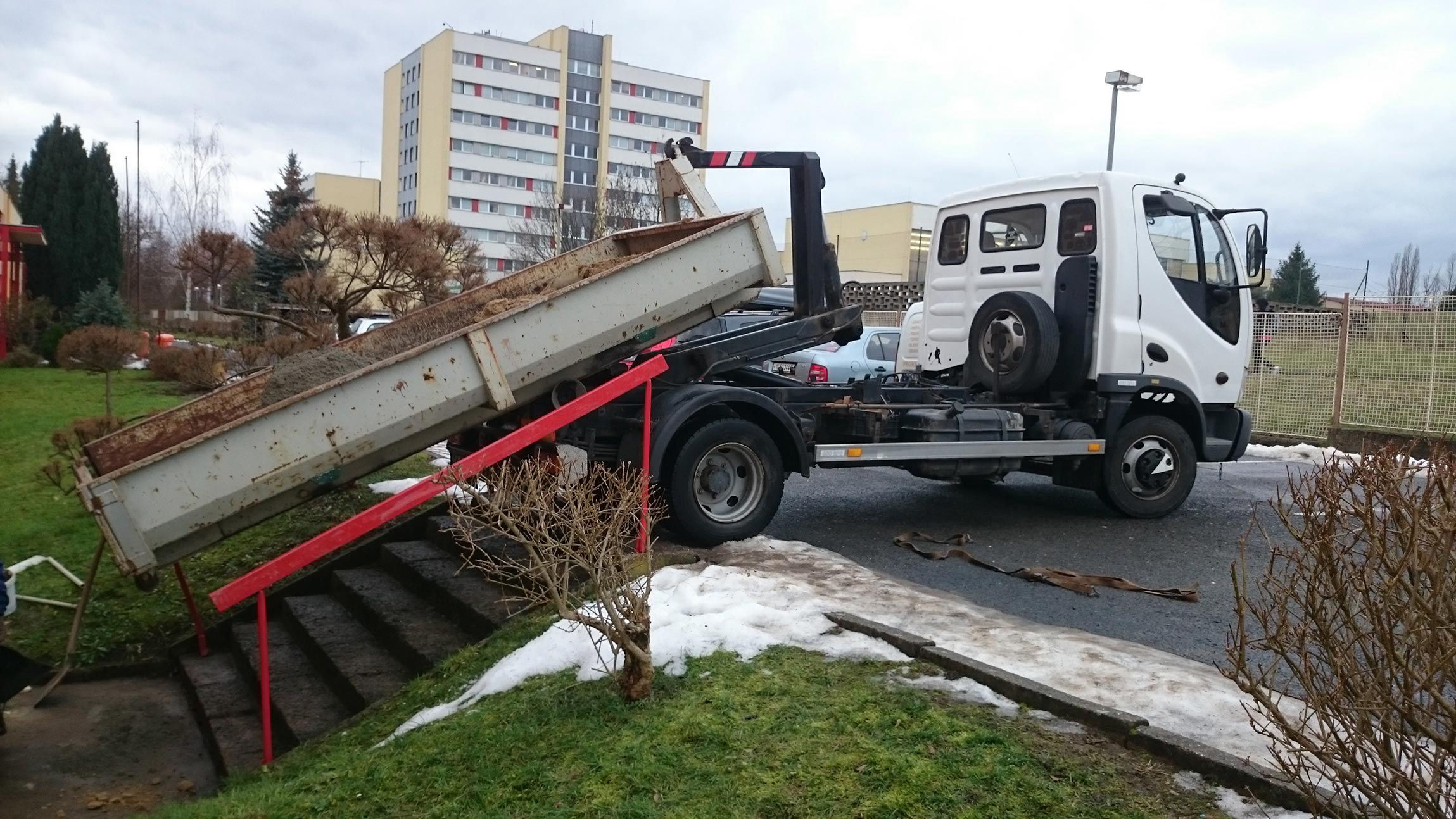 Zemní a výkopové práce, odvoz materiálu kontejnerová přeprava stěhování autodoprava stavební firma František Doležal Česká Lípa Nový Bor